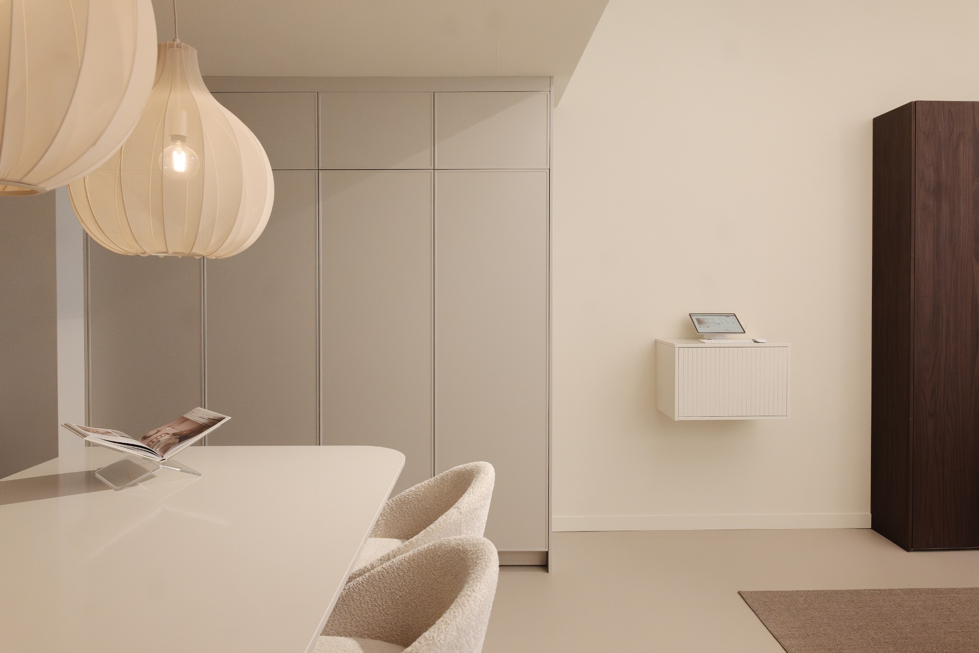 Ingebouwde kastenwand met eettafel