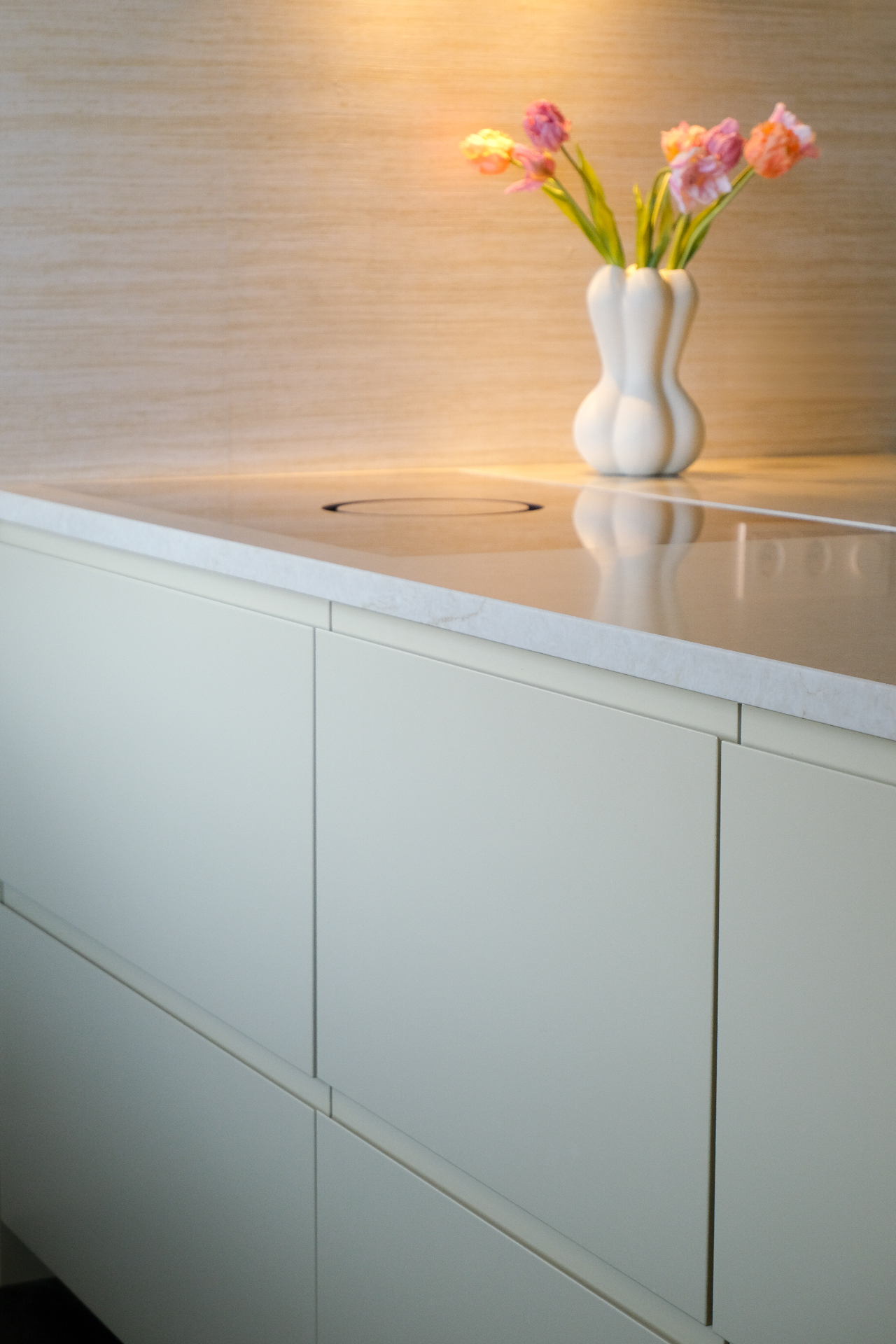 Detail crème front met natuurstenen blad